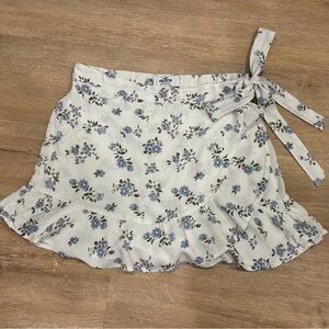 Hollister Blue & White Floral Ultra High-Rise Skort – Women’s Size Medium